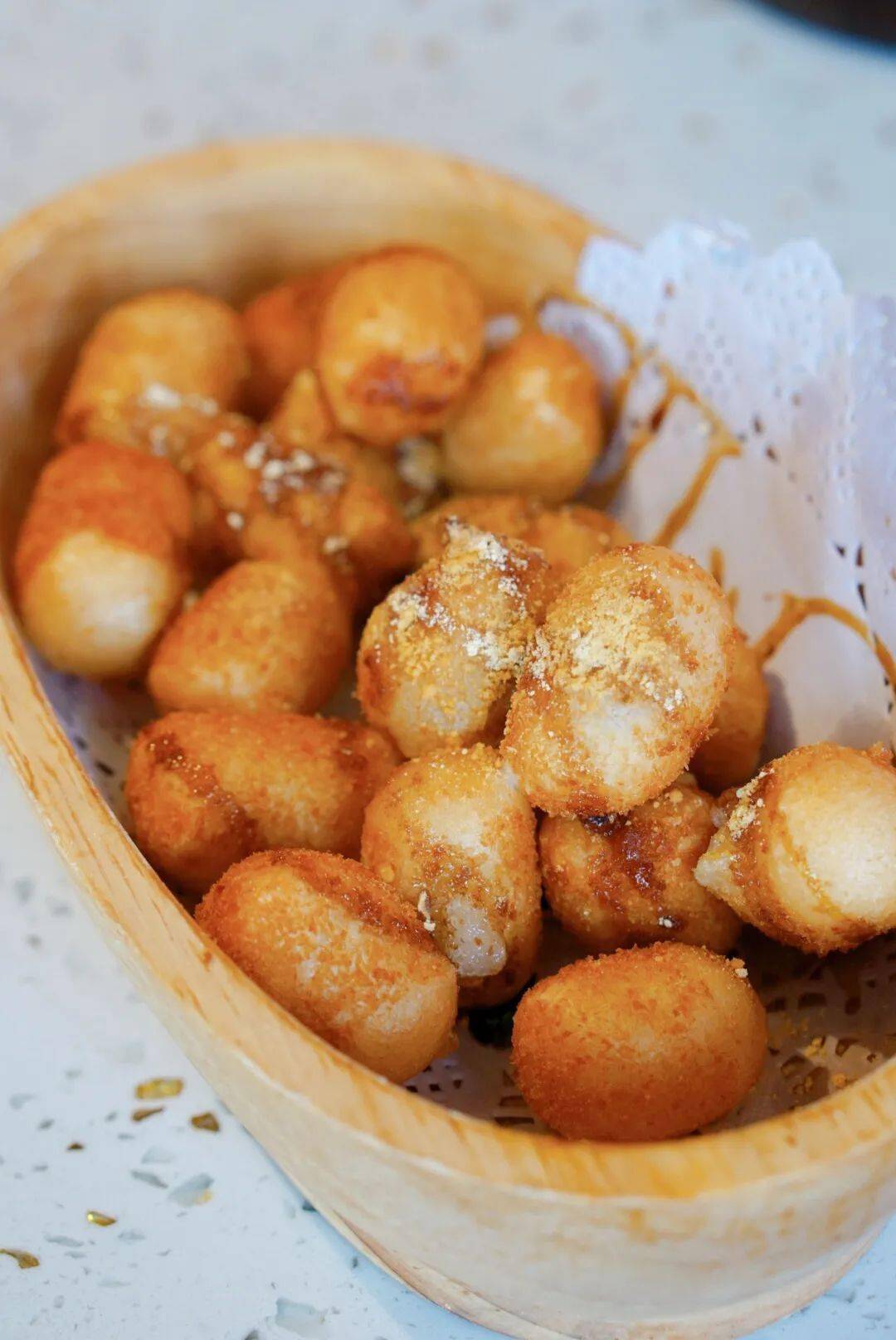 每次吃火锅糍粑是必不可少的趁热吃外酥里嫩,红糖焦甜迷你糍粑个头正