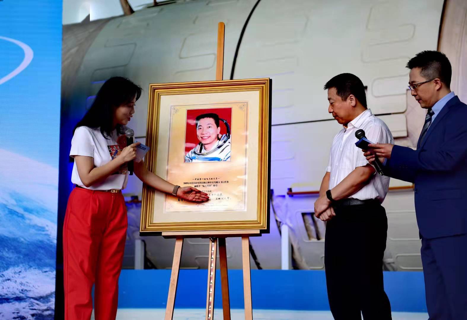 青少年|神舟十二号航天员给青少年“出题”