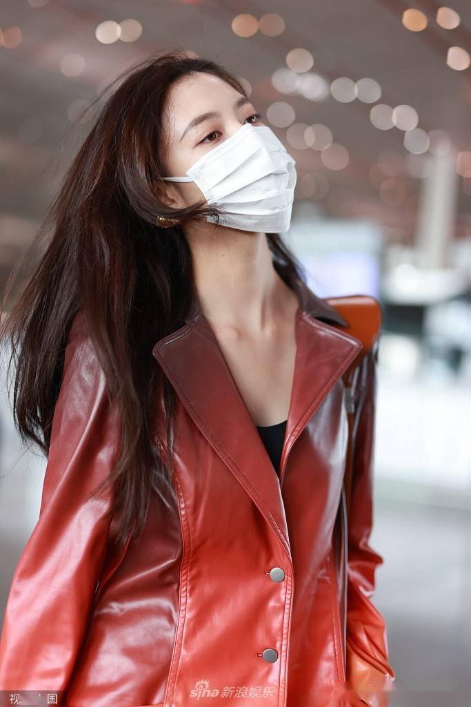 宋妍霏穿火焰色皮衣飒气十足仰头甩发魅惑撩人