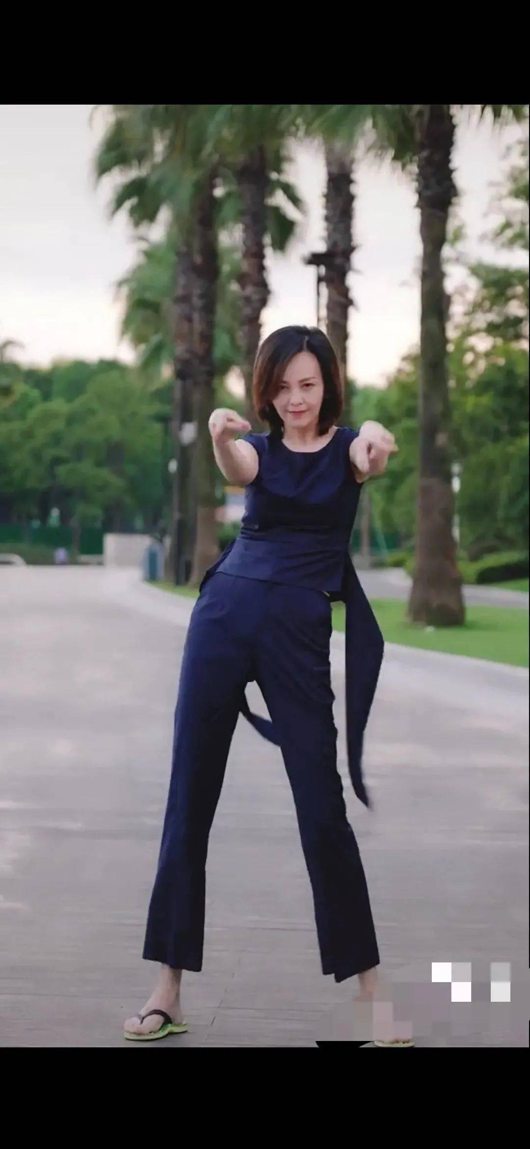 感觉|王琳在机场被拍,都快成老奶奶的人了,还扎小啾啾装少女不假吗?