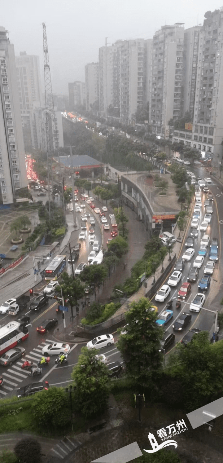 万州早上这场雨好大部分路段车行缓慢