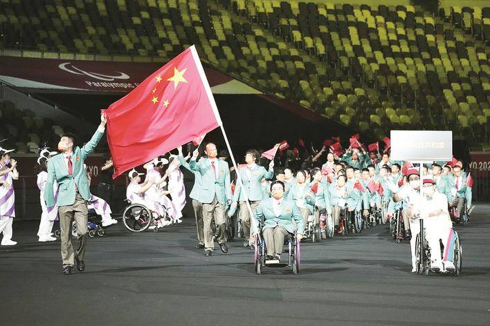 8月24日,中国体育代表团在东京残奥会开幕式上入场.