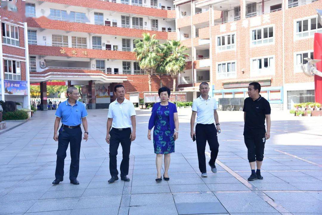 邵武四中杰出校友一行回访母校