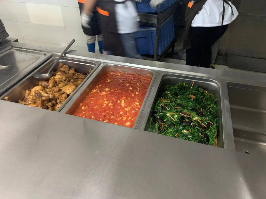 学校一顿午饭20多元真的这么贵吗