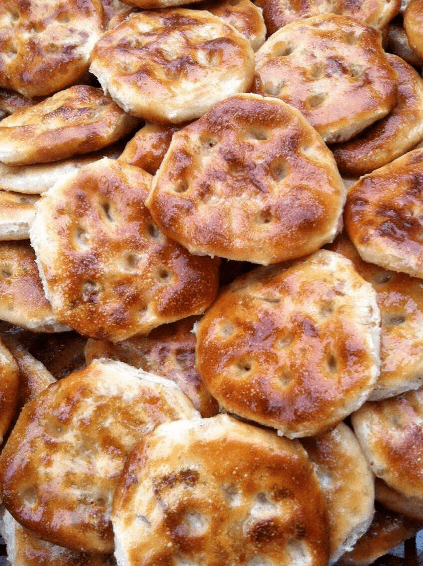 戚光饼也叫"咸光饼",戚光饼名字的由来也跟抗倭名将戚继光有关.