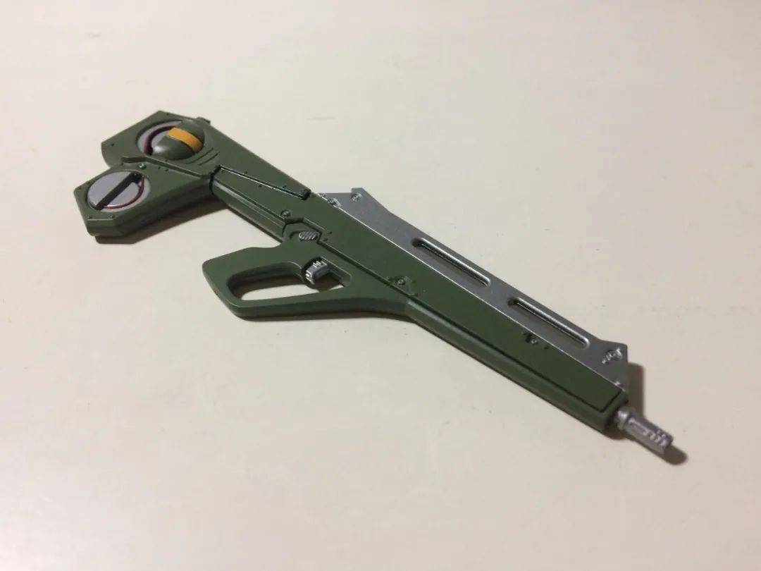 肩部拘束器展开状态替换件,一把粒子振动刀和一把可折叠的粒子振动刀.