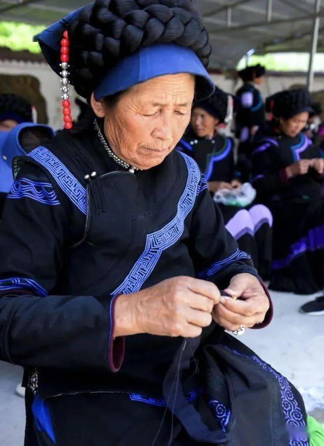 图源网络越西县普雄镇呷古村是成昆线上远近闻名的"彝绣第一村",有着