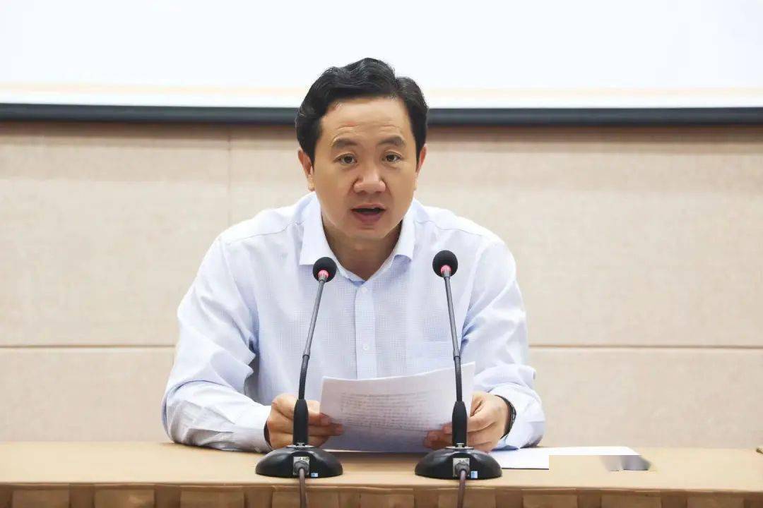 县委副书记,代县长王志成出席培训会并讲话,县委副书记何敬忠主持会议