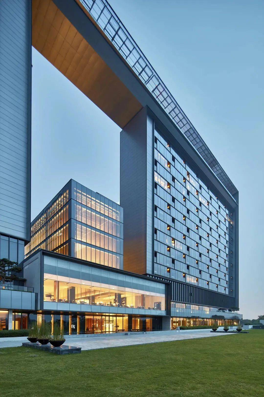 耗资数亿金陵城江畔殿堂级美居涵碧楼180一线江景美炸落日