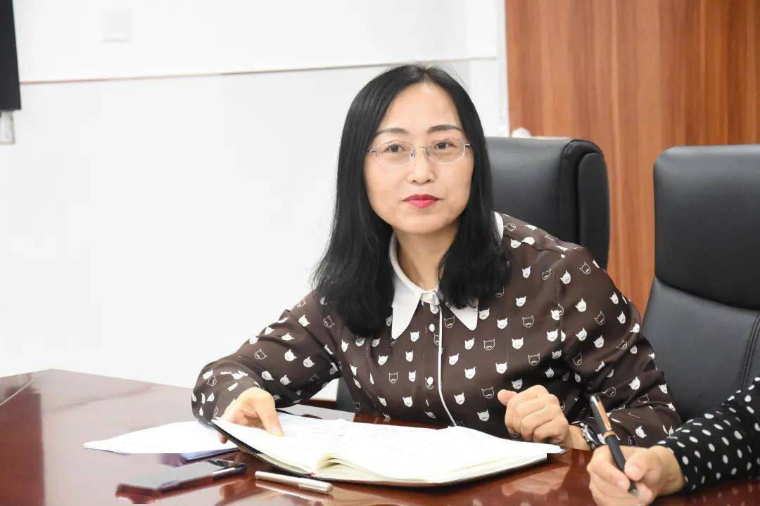 师德标兵,高一年级组长杨静老师为新教师们讲述了如何去做一名幸福的