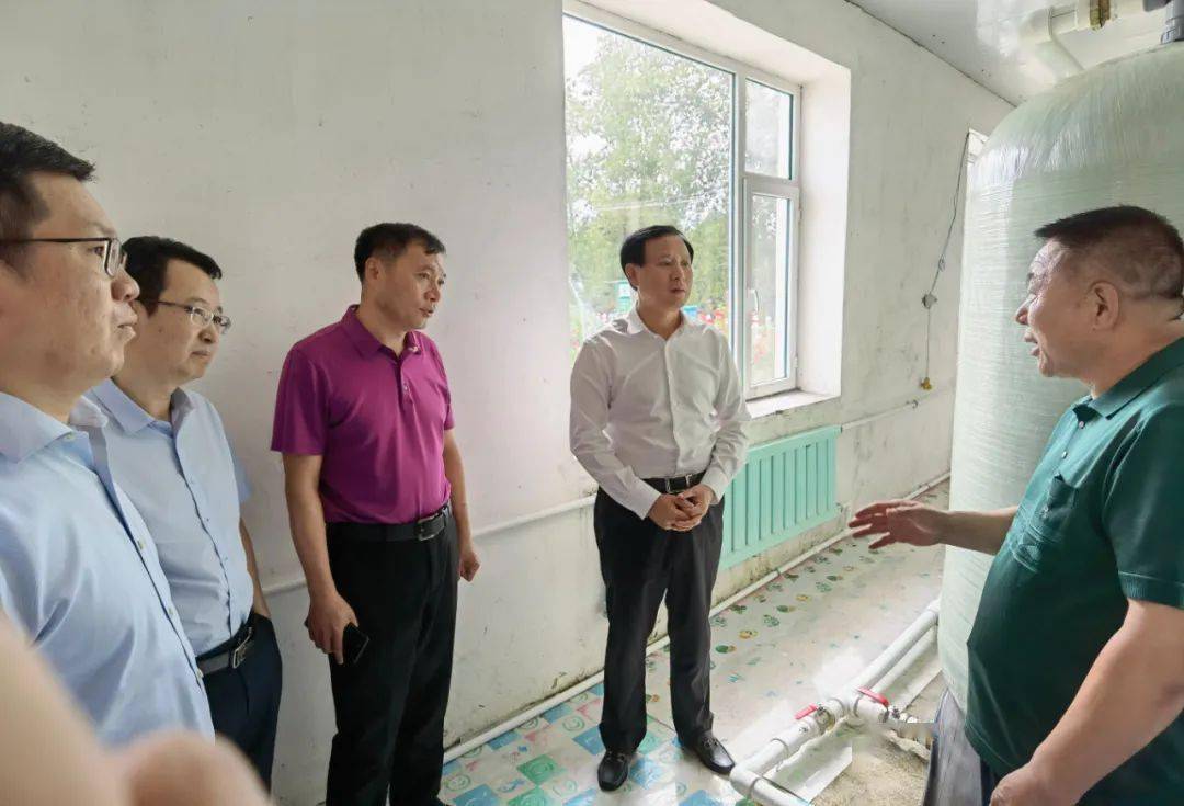 赵首沣认真听取了驻村书记姜超汇报的五年来扶贫工作成绩和未来两年