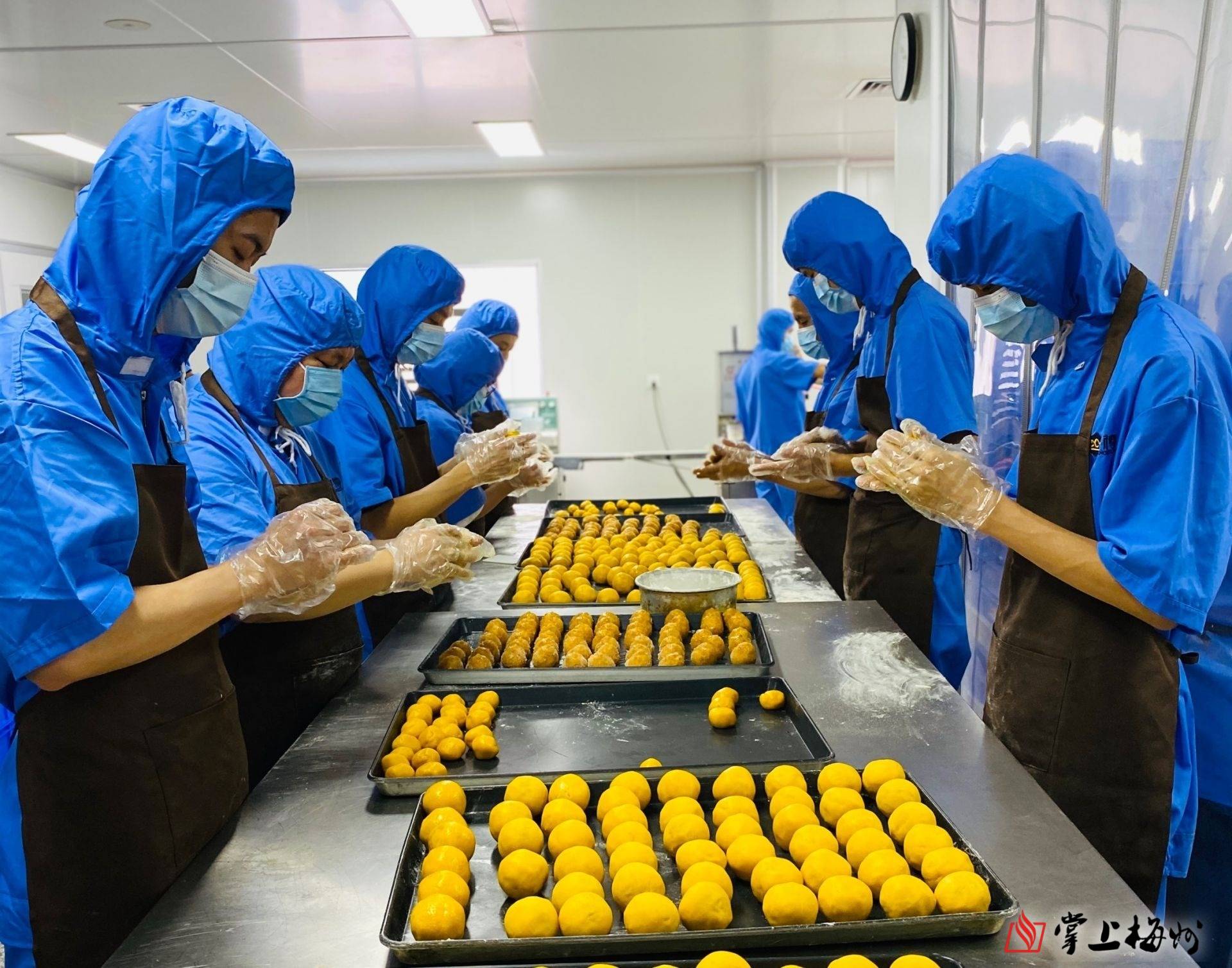 梅州市皇樽食品有限公司工作人员正在制作月饼。（企业供图）材料更丰富