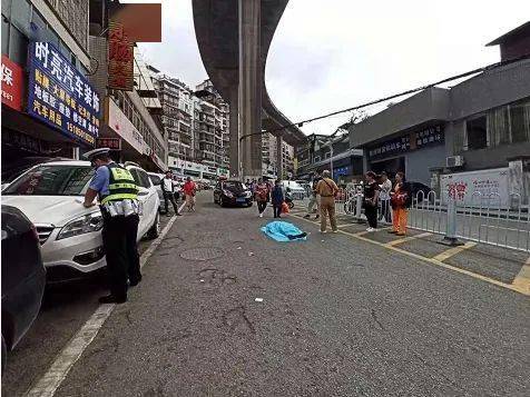 贵阳街头发生车祸,轿车司机下车后直接倒地,已确认死亡