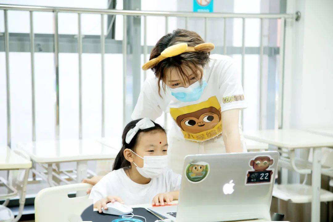 图 | 温婷老师给孩子们指导对于一,二年级的孩子来说,学习图形化编程