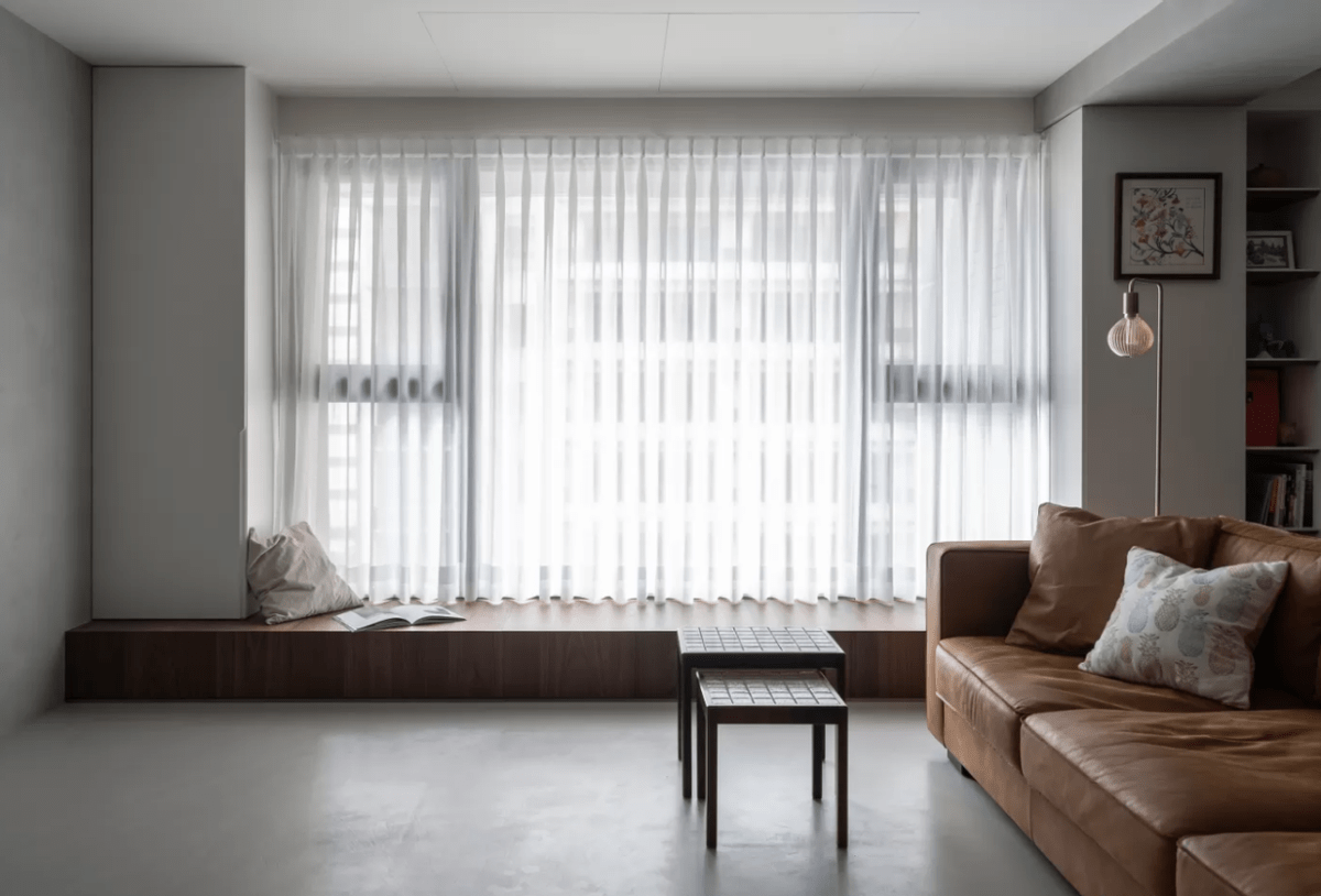 不过为了增加更多的功能性,现在很多人都会给客厅增加一个地台的设计