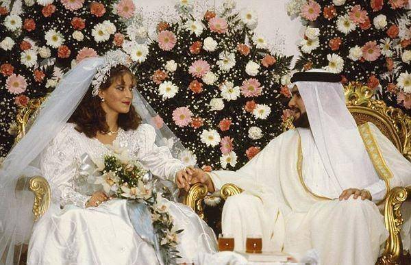 17岁迪拜大王妃,被表哥用20箱珠宝娶回家,婚后不负众望连生12子