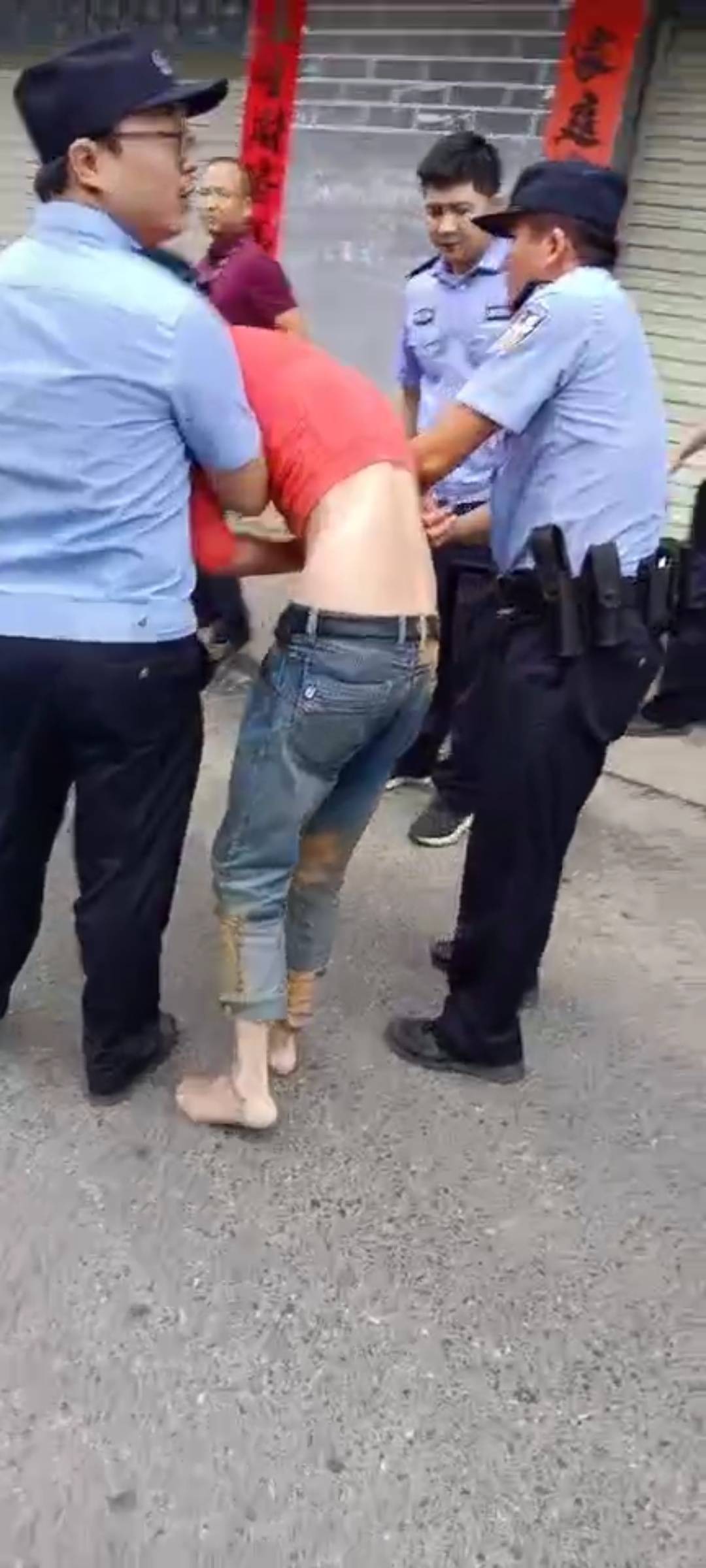 行李箱藏尸案被告人被提起公诉，被告人与被害人是上下级