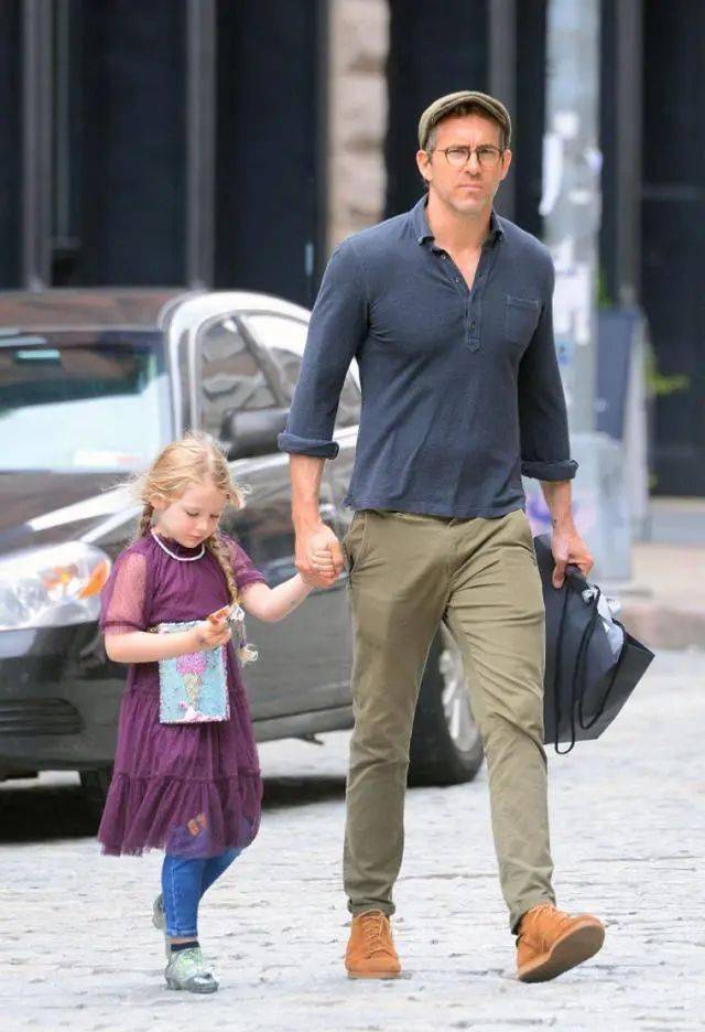 The|这“贱”人,身边美女如云