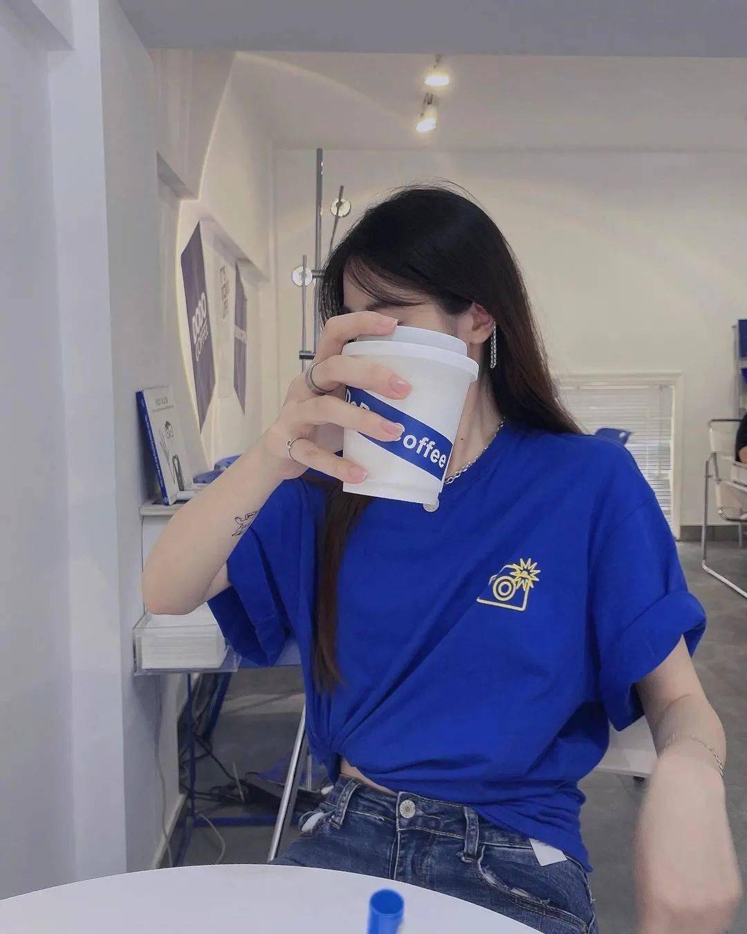雾霾蓝输了今年最火的克莱因蓝谁穿谁美
