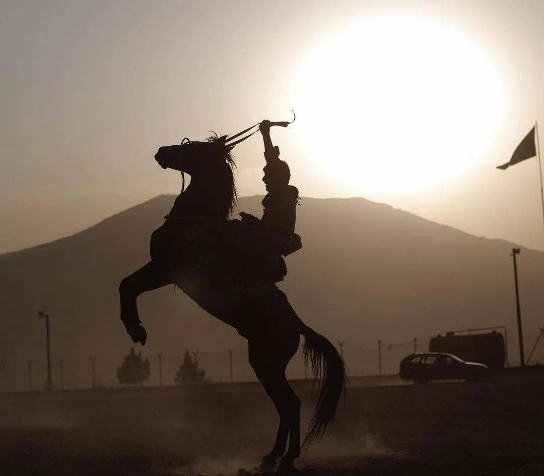 2次普利策奖得主冒死拍下阿富汗现状一张彩色气球照却