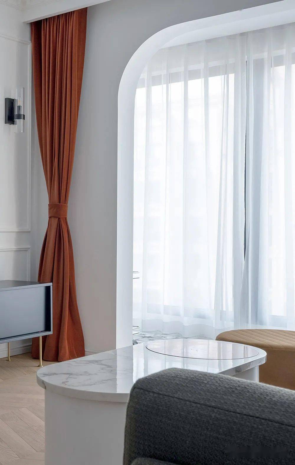 客厅与阳台之间的橘色的窗帘,是空间中一抹亮色的点缀,使整体不显沉闷