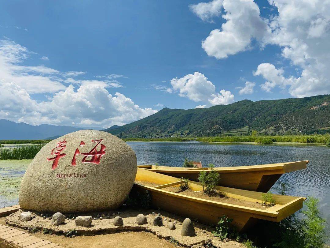 万亩草甸波澜壮阔漫步在弯曲悠长的走婚桥上走婚桥位于盐源县泸沽湖镇