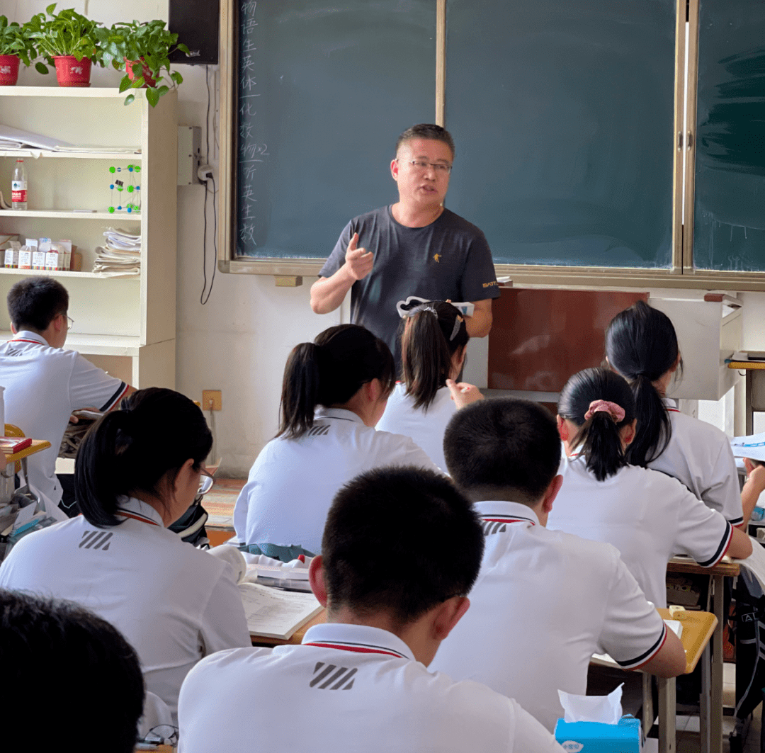 集体,多次获得省,市,区优秀班集体称号,个人先后被评为即墨区优秀教师