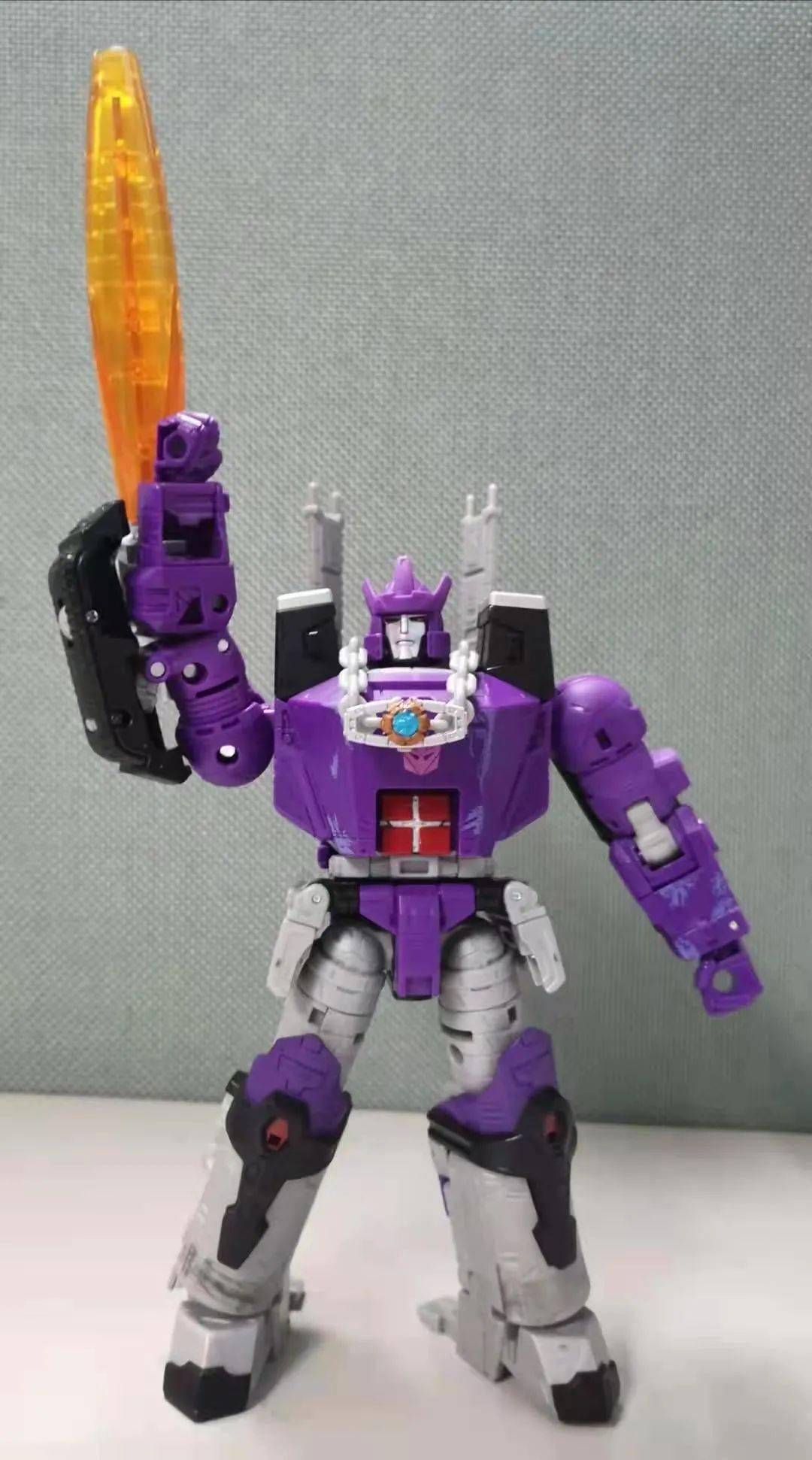 评玩具子小天粑粑总测评变形金刚王国系列分享l级惊破天把玩之后深感