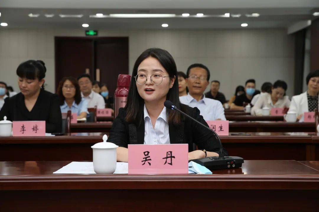 座谈会上,区委副书记曹宝利同志代表区委,区人大,区政府,区政协向辛勤