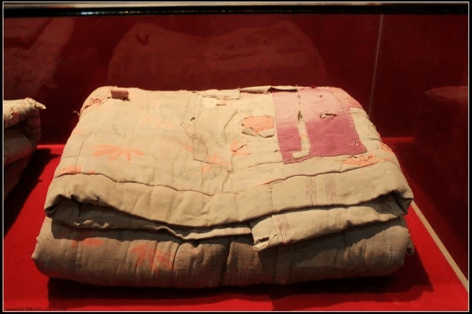 焦裕禄的一床被子盖了10多年,里外都是补丁,轻轻一扯就是个窟窿.