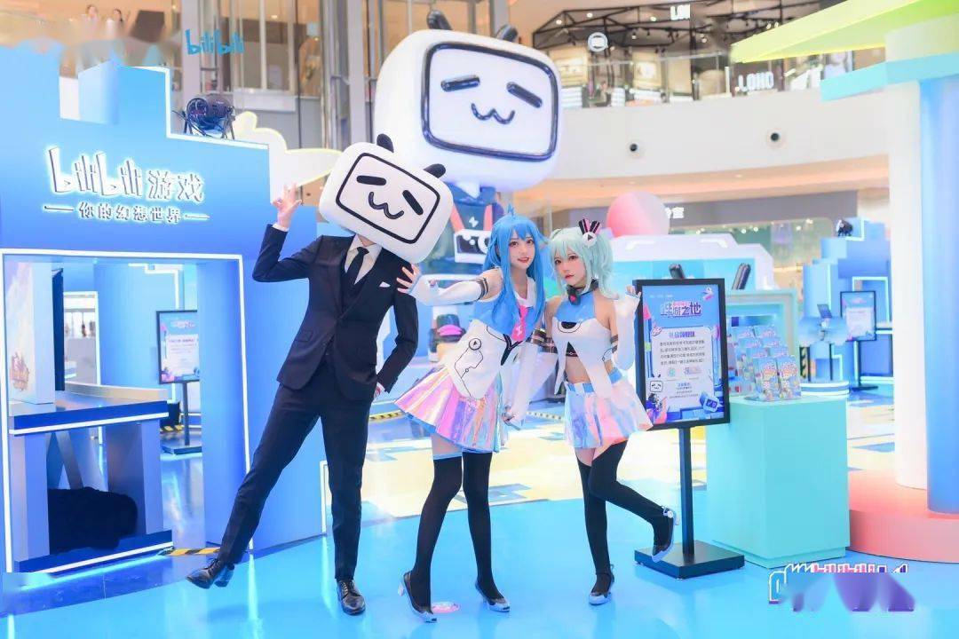 玩家在最佳拍照点位与小电视合照一张,编辑图文 tag#来福士b站哔游之