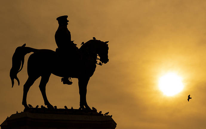 土耳其国父凯末尔·阿塔图尔克骑马雕像的剪影.人民视觉 资料图