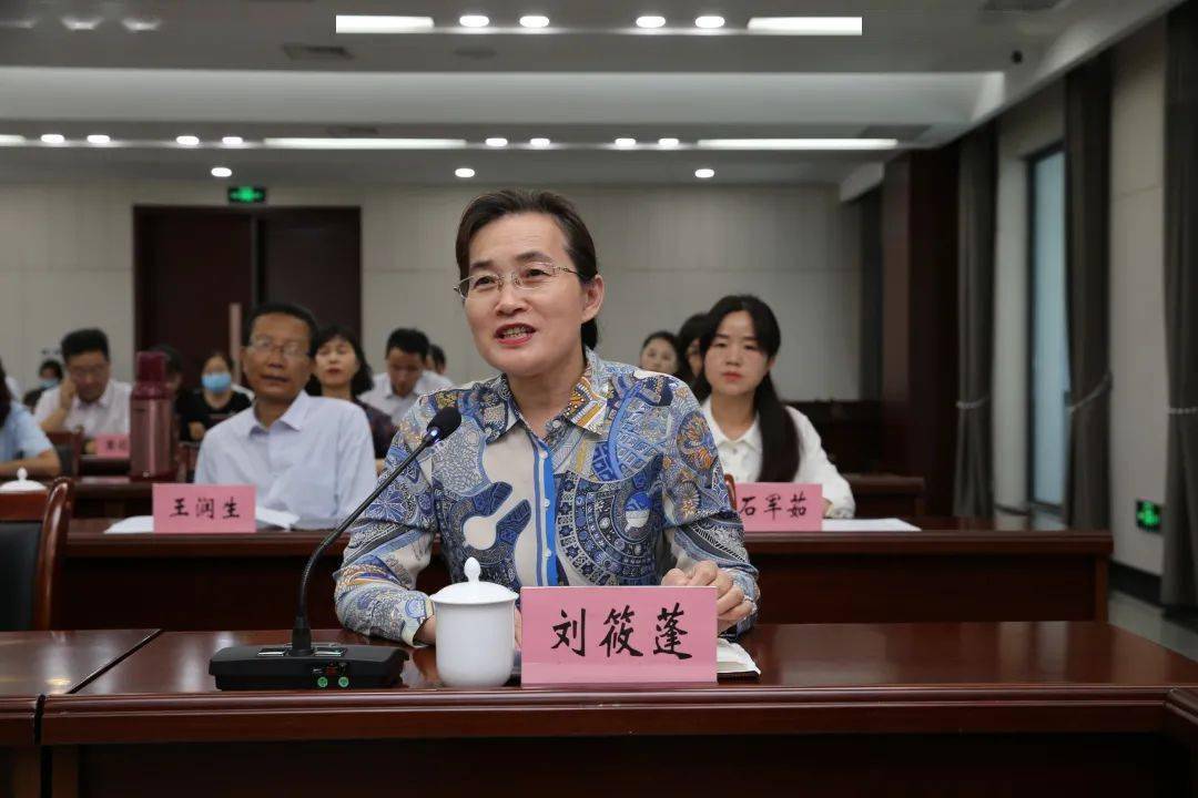 座谈会上,区委副书记曹宝利同志代表区委,区人大,区政府,区政协向辛勤