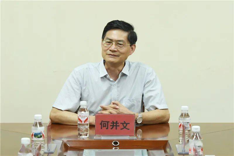 情系教师节慰问暖人心学校党委副书记何并文慰问我院教师代表