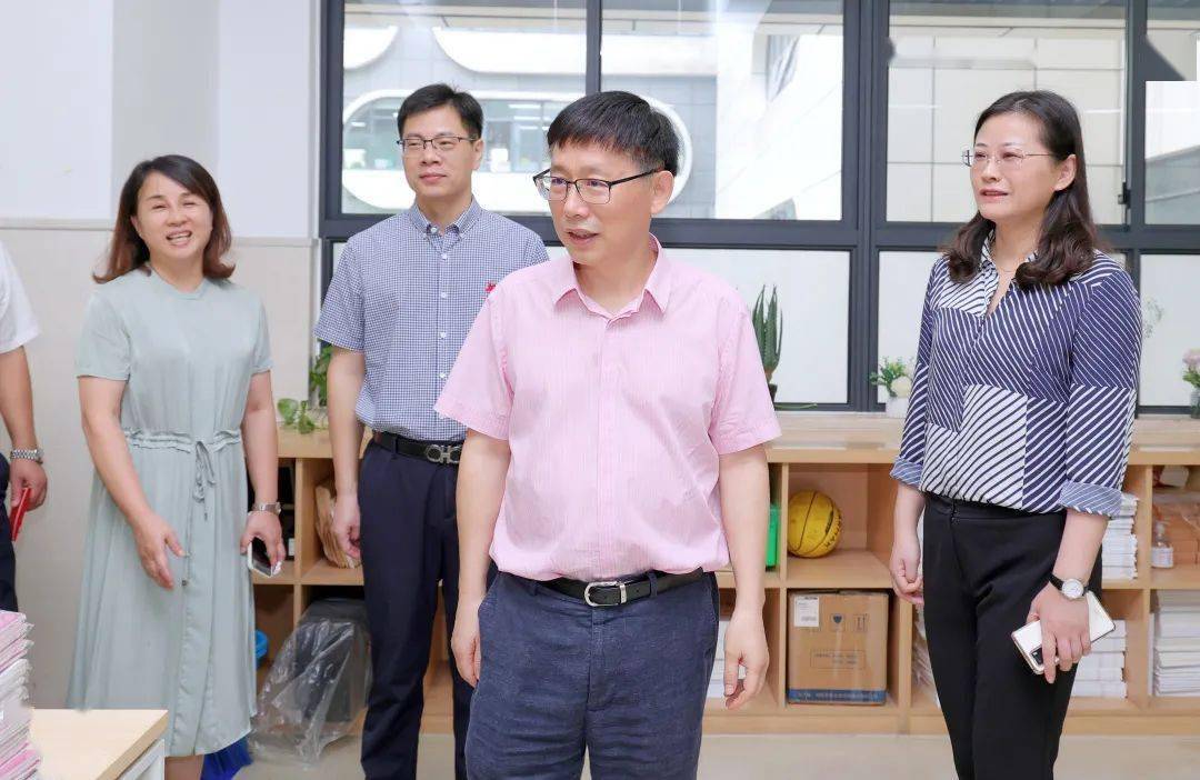 区四套班子领导开展教师节走访慰问,向全区教师致以节日问候和祝福!