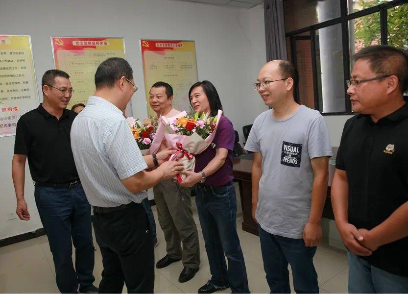 【教师节】市委领导刘辉文,刘辉萍一行慰问沙市中学教职员工