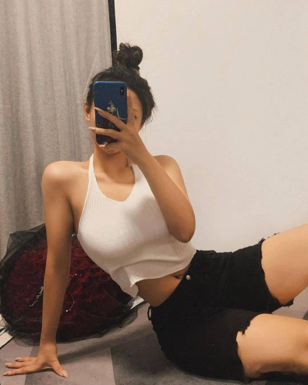 98年广东辣妹晒美照,到底是什么样的魔鬼身材?