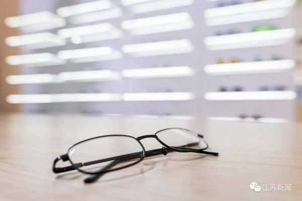 视力|手机、pad、电视、投影仪……上网课哪个最不伤视力？