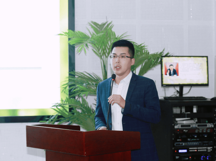 作为一名学校青年干部,他始终忠诚于党的教育事业,以身作则,关心学生.