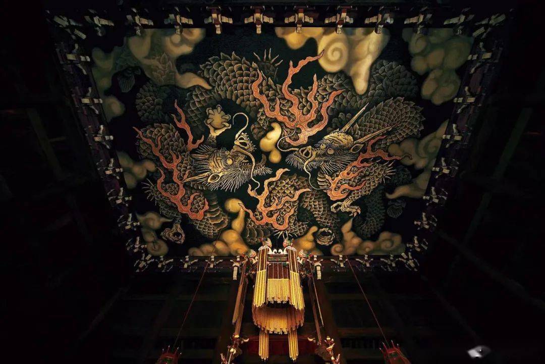 本话最后凯多与桃之助对峙场景是尾田取材自现实中的建仁寺,标题双龙