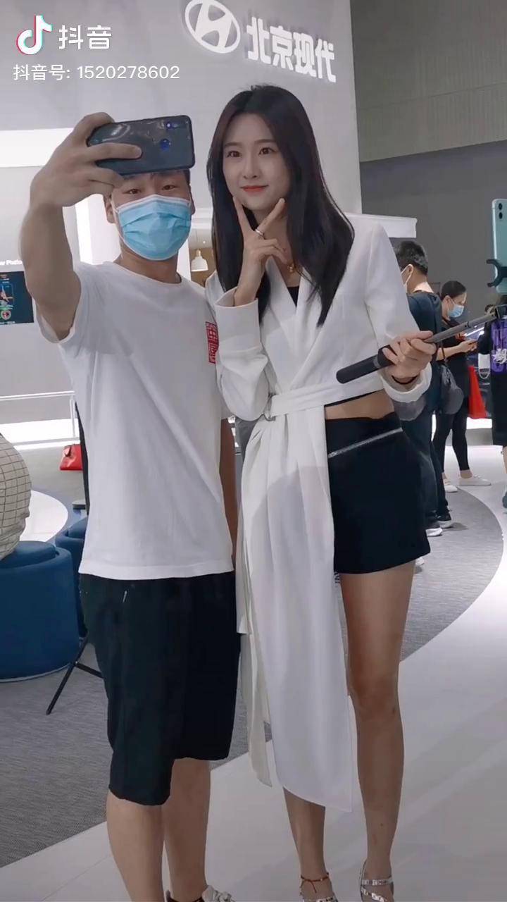 小哥哥坐绿皮火车三天三夜来和小姐姐合照车模原创苏宁