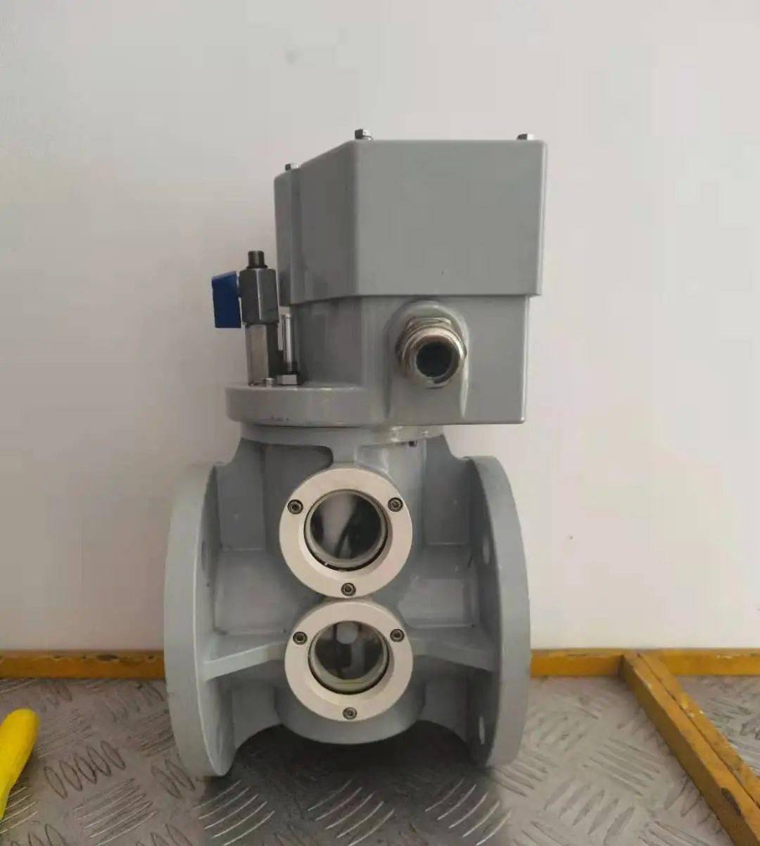 该产品通过对传统气体继电器的内部结构创新,实现气体继电器中油流