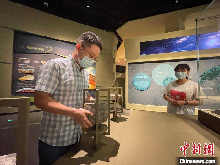 一位参观者参与龙游县博物馆设置的互动装置. 张斌 摄