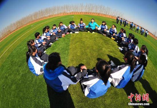 资料图:大学生支教体育老师给学生上体育课.中新社发 于海洋 摄