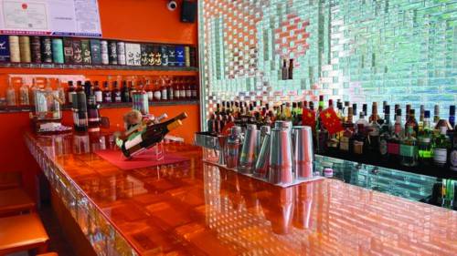 南京一家咖啡馆内的酒水吧台