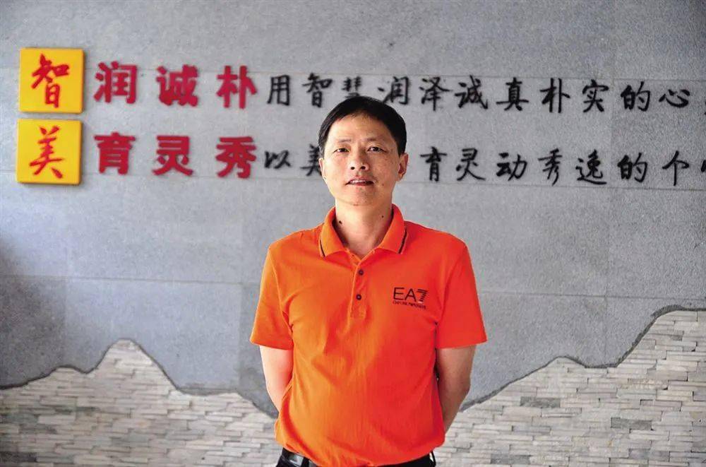 严卫林近日,盛泽第二中学传出喜讯,该校校长严卫林喜获"江苏省优秀