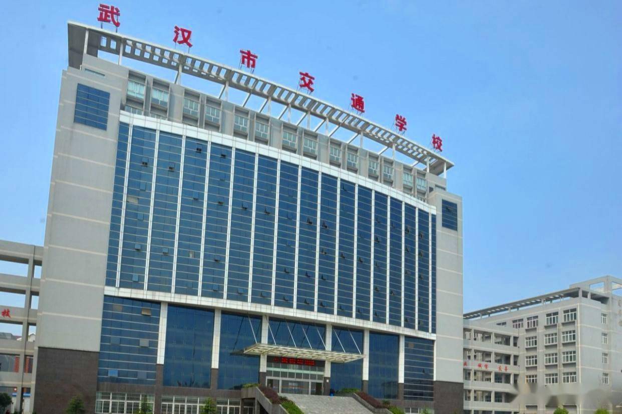 介绍一位潜心培养技能工匠的出色教师,他就是武汉市交通学校的吴新华