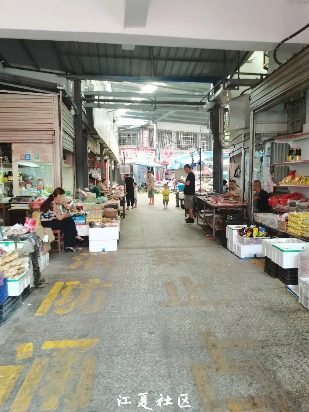 菜场也在这条街上,安山综合市场几个金色大字好像