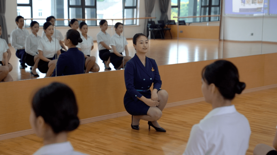 走姿,坐姿,蹲姿,行礼,手势,端拿递送,表情管理等)仪容仪表(职业妆容