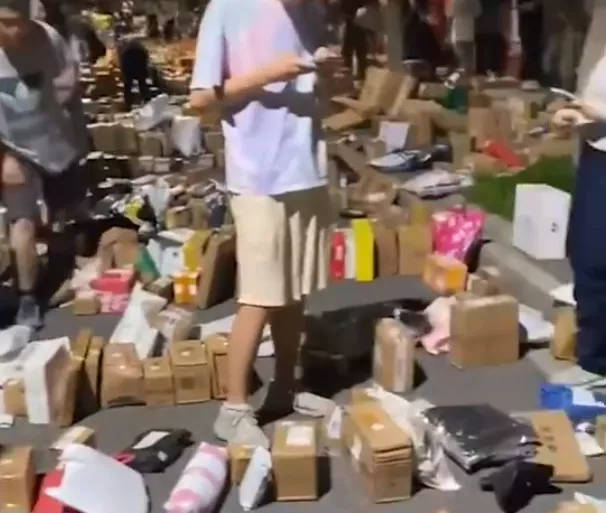 上海一高校快递多到把路堵死，满地包裹仿佛“泄洪”现场，校方这样回应